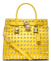 Bolsa Feminina MK - Bolsa Grande Pirâmide Hamilton Stud-Saffiano